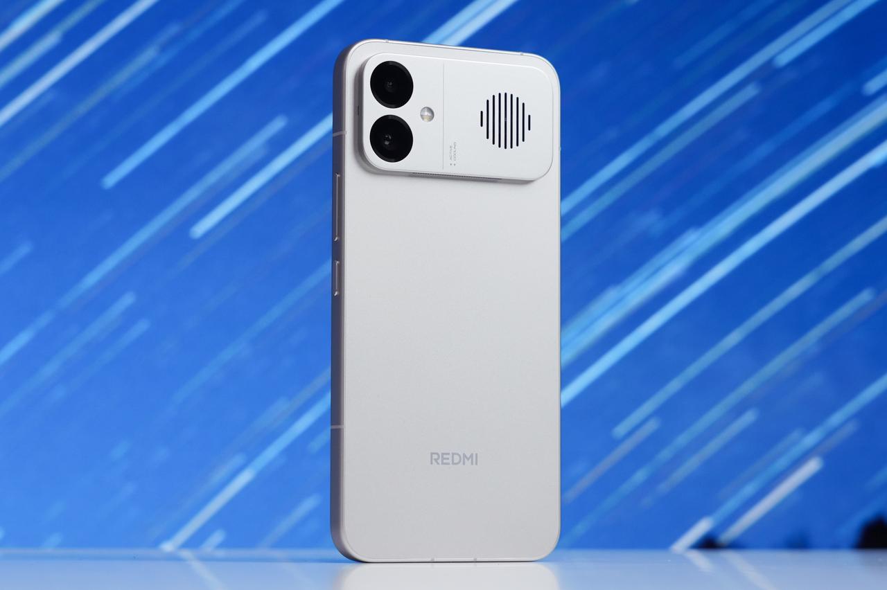 作为第一款搭载主动散热模组的REDMI手机，K90 Max直接其他新客内置风扇的