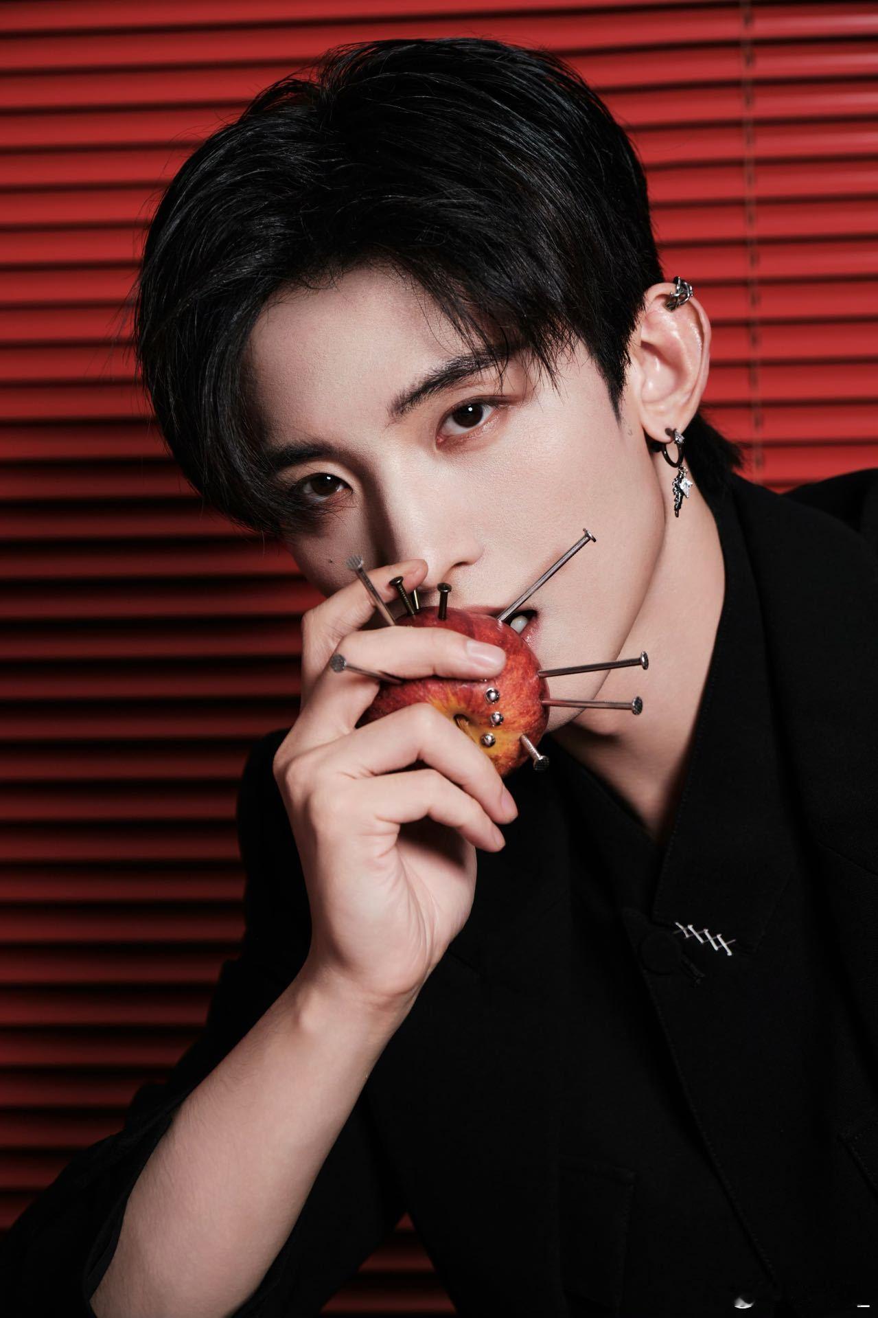 常华森这手我先抱走了不管是古装剧里的氛围感手势，还是私下里随性自然的状态，修长干