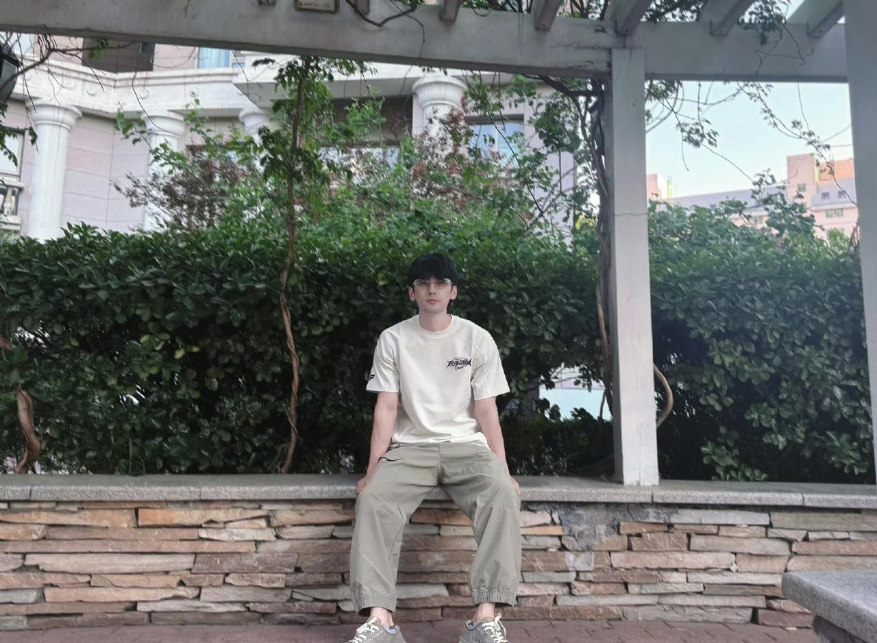 刘芮麟和圈外妻子健身房被偷拍，后妻子投诉网友，被骂小牌大耍。

热度上来后刘芮麟