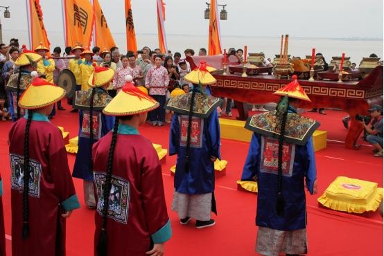 为什么大清近三百年发展不出什么科技？有人这样答：“如果你能在大热天带着全家去避暑