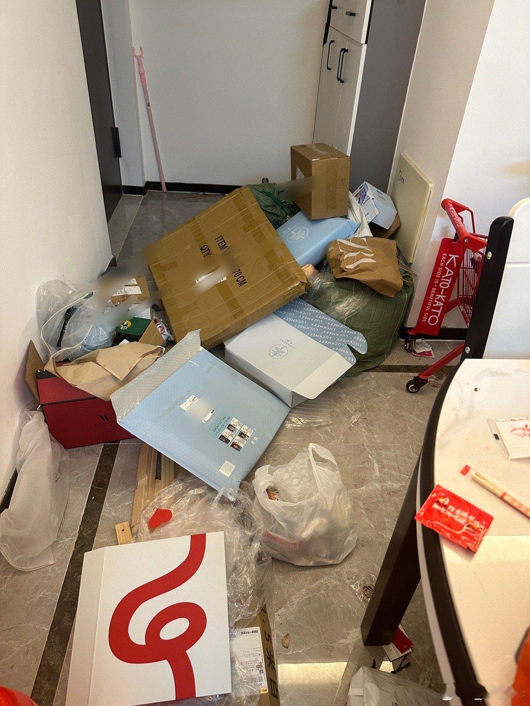 家，明天会更好。图五，刚好一起拆快递，两个品牌的包装颜色一样，好巧合。 ​​​