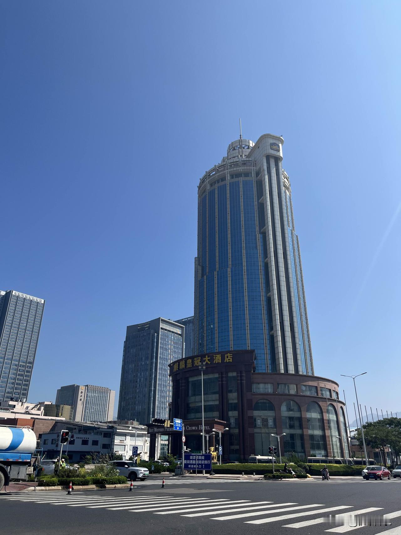 崂山这几年发展挺快的。

有两个位置不错的“地标”建筑，却有点不一样。

第一个