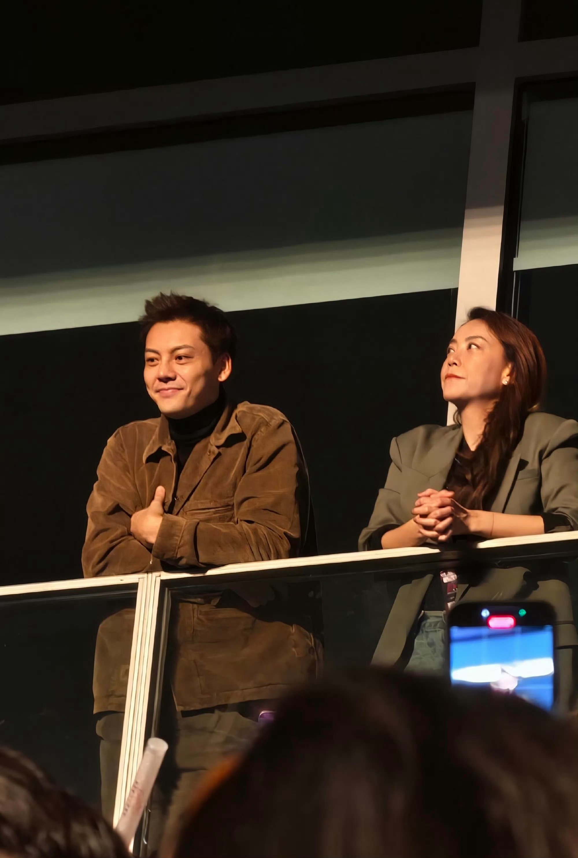 谁家演唱会看一霆送一霆啊谢霆锋演唱会才是真正的“买一送一”天花板！听着台上谢霆锋