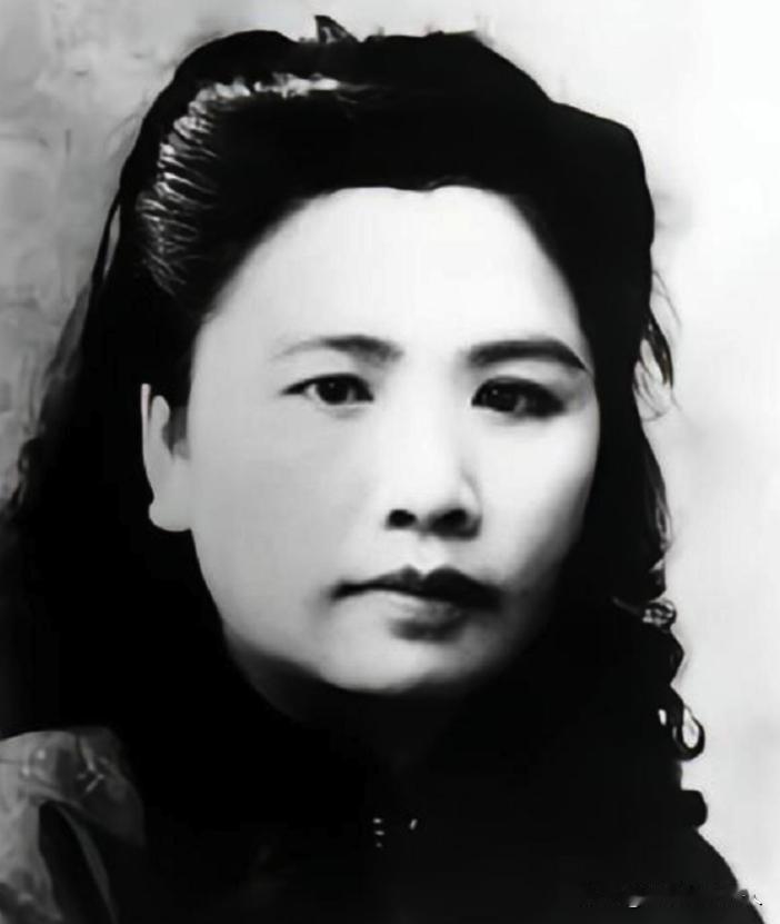 1938年，周恩来派王曼霞打入国民党高层。谁知，她却嫁给蒋介石心腹陈尔晋，身份将