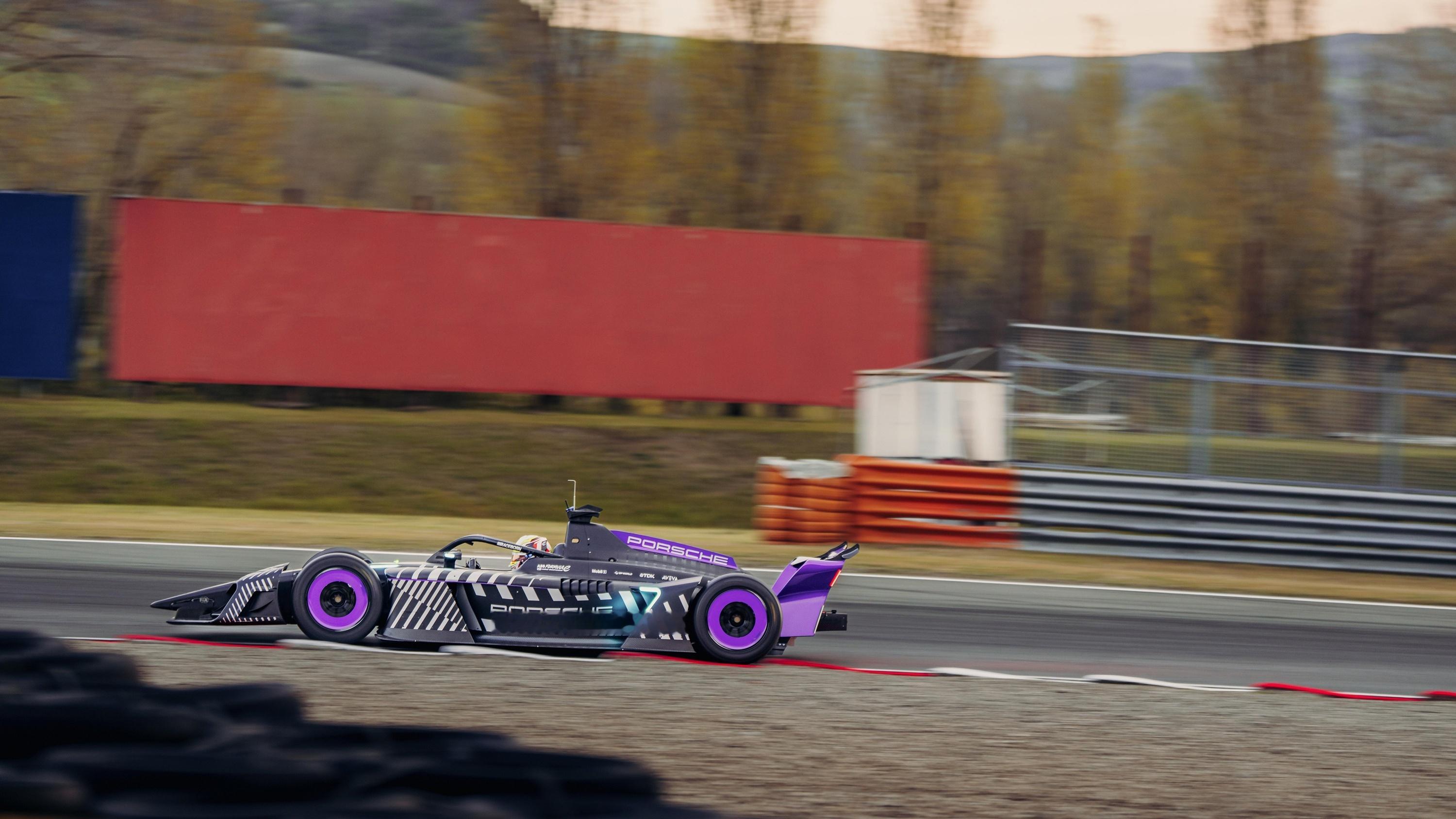 保时捷正式揭晓其第四代电动方程式赛车，取名"975 RSE"~之所以取这个名字，