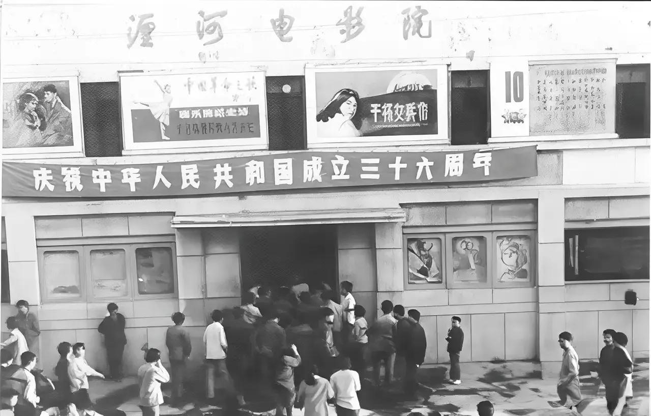 曾经卖电影票的窗口，变成了填写快递单的地方。

"瀍河电影院"的放映大厅早拆了，