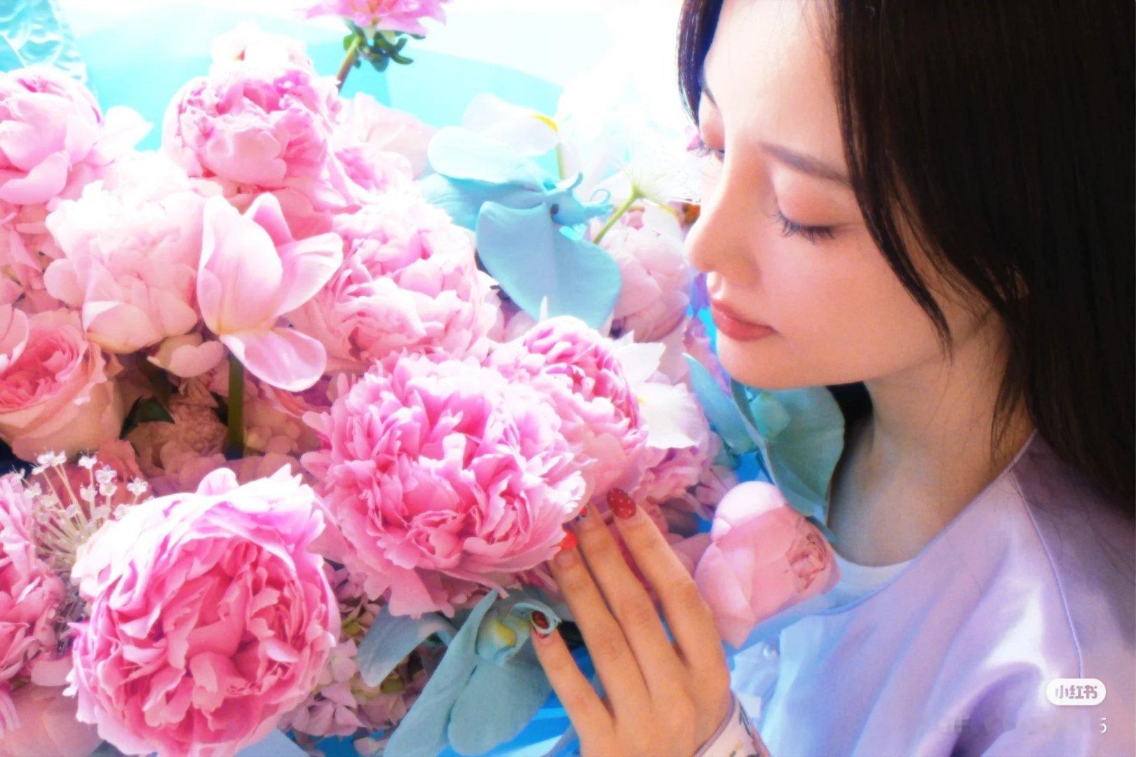 “把自己的心情弄得像块蛋糕，甜甜蜜蜜，松松软软过好每一天。”#全世界最好的李小璐