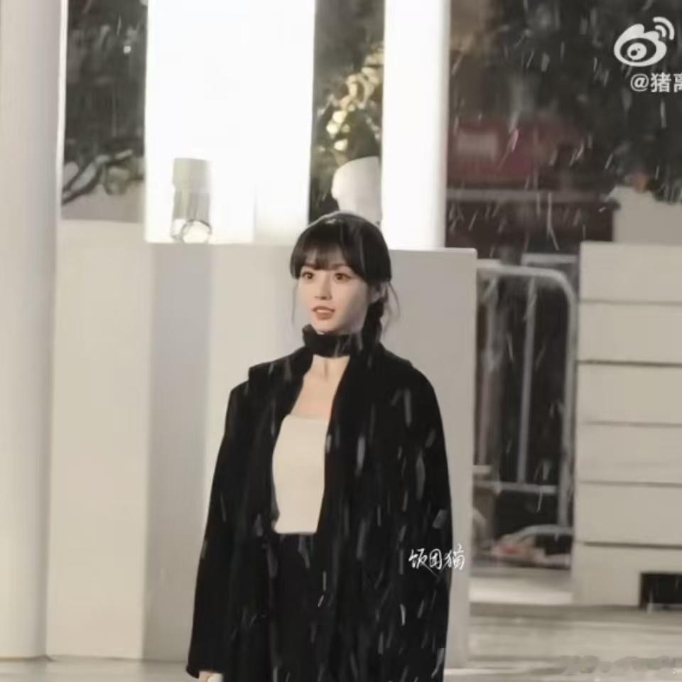 田曦薇天才女友雪中路透田曦薇天才女友雪中氛围感田曦薇天才女友雪中路透，bb好美，