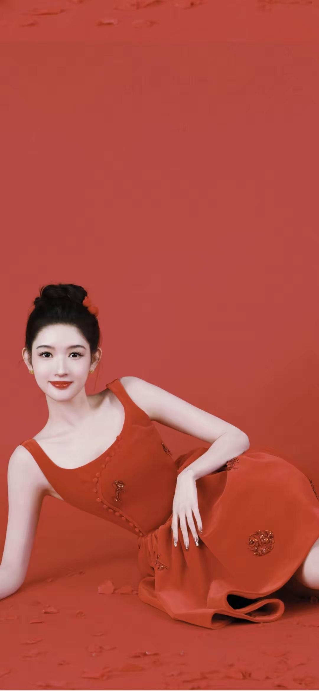 以热烈朱砂为底，以温润金饰为章，
王玉雯一袭红裙，尽展东方浪漫✨
眉眼明艳，灵气