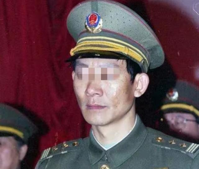 1992年，一名缉毒警察受邀参加颁奖仪式，由于主办方的失误，不小心切成了直播，导