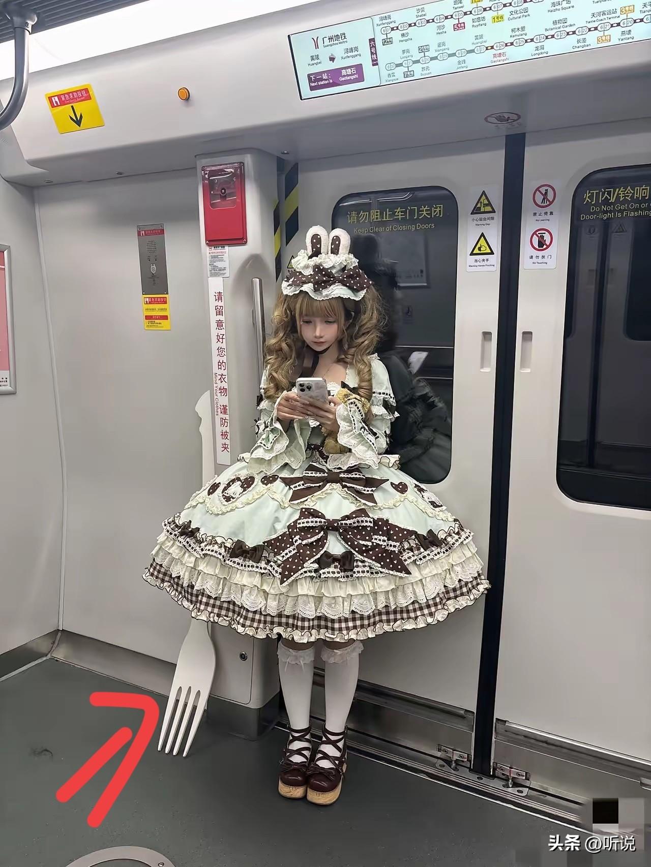 她打扮得像个小蛋糕，还带个餐具，这衣服看起来很贵