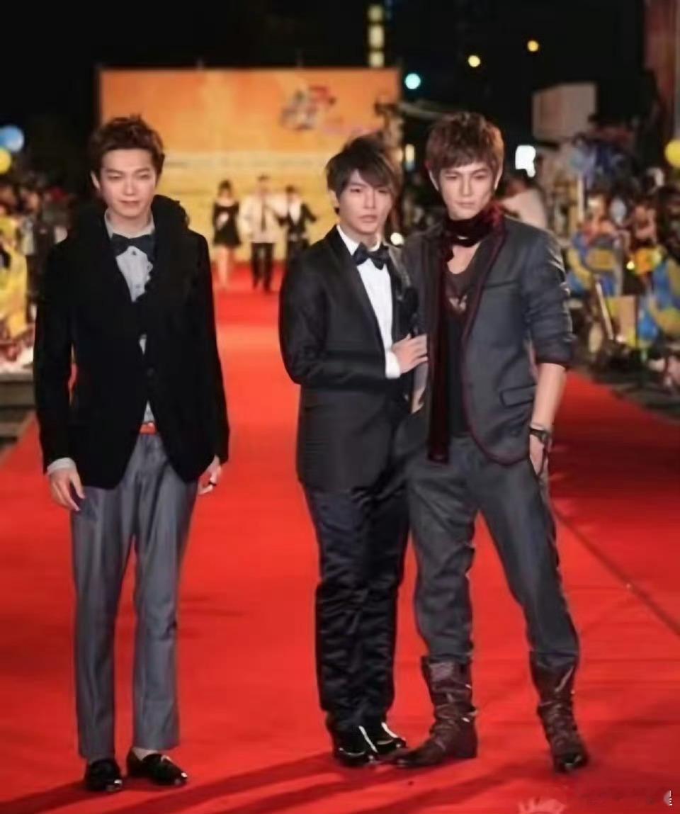 炎亚纶 虽然没名分但是爱挂脸真正的恨海情天辰亦儒还是知道的太多了