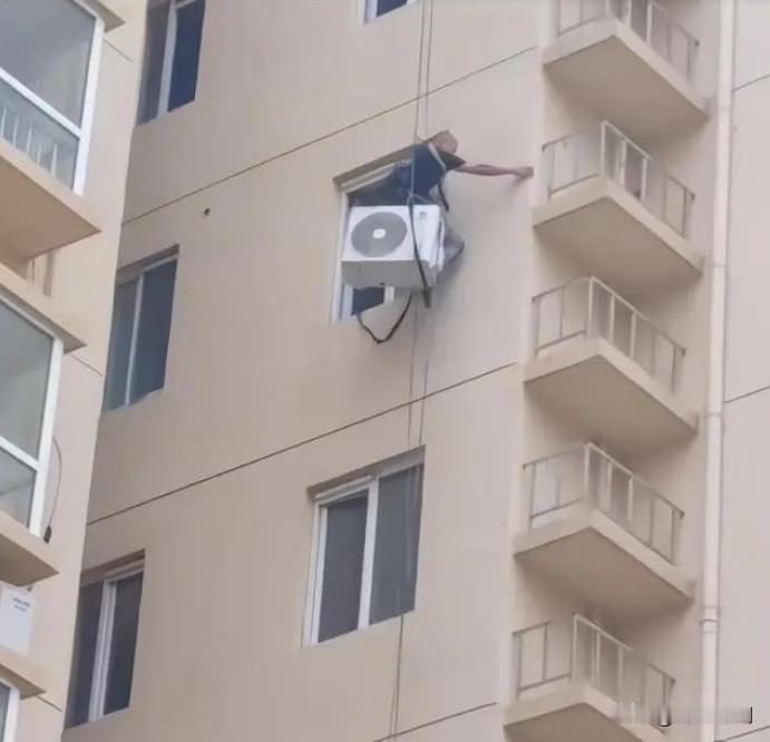 9月9日，河北廊坊的一栋高楼之巅，一场高空作业的惊魂瞬间被镜头捕捉，迅速在网络上