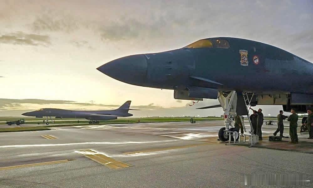 准备出动的枪骑兵双机，摄于关岛安德森空军基地，1月15日外军影像兵器影像武器装备