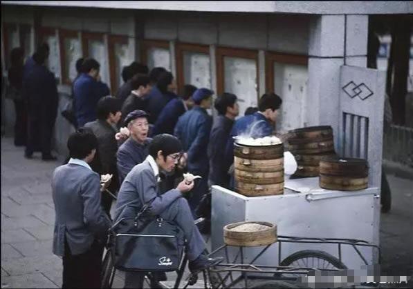 1980年的中国。

当时整个中国社会正处在一个新旧交替、充满希望与探索的关键时