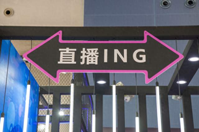 董宇辉开卖定制款卫生巾，黄子韬创立的朵薇年销售额超8亿，头部主播跨界卫生巾都在爆单