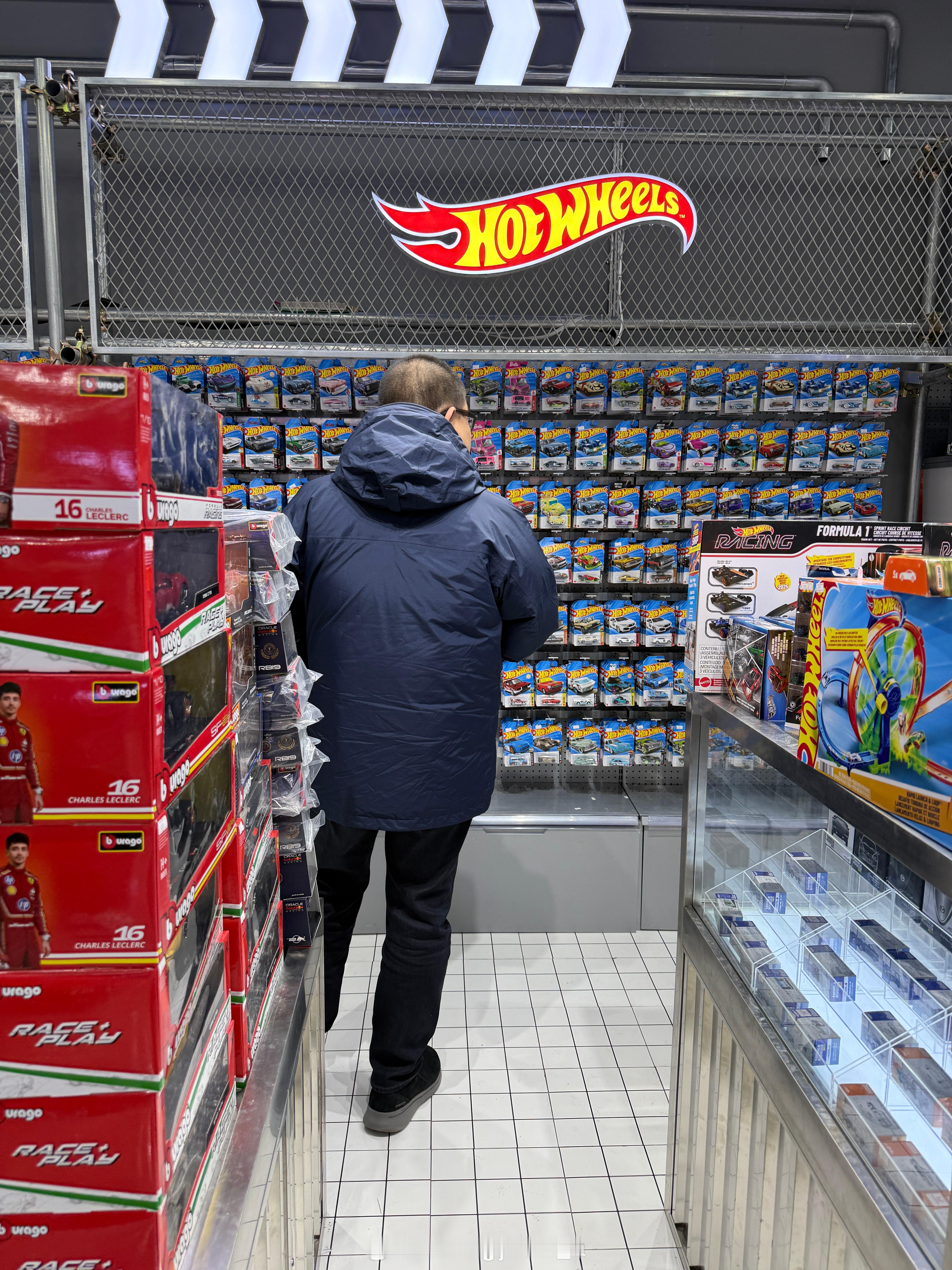 老东西这么大岁数了还喜欢小汽车呢你说多幼稚啊