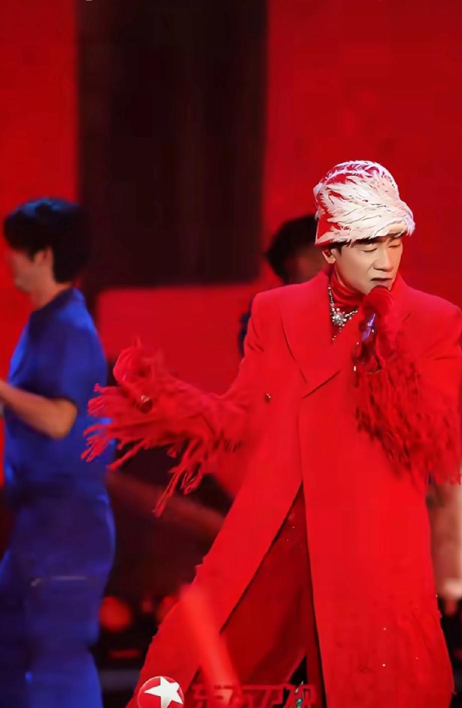 谁能想到，当年教人当古惑仔打打杀杀的山鸡哥，现在劝大家“进体制内”。
陈小春在东