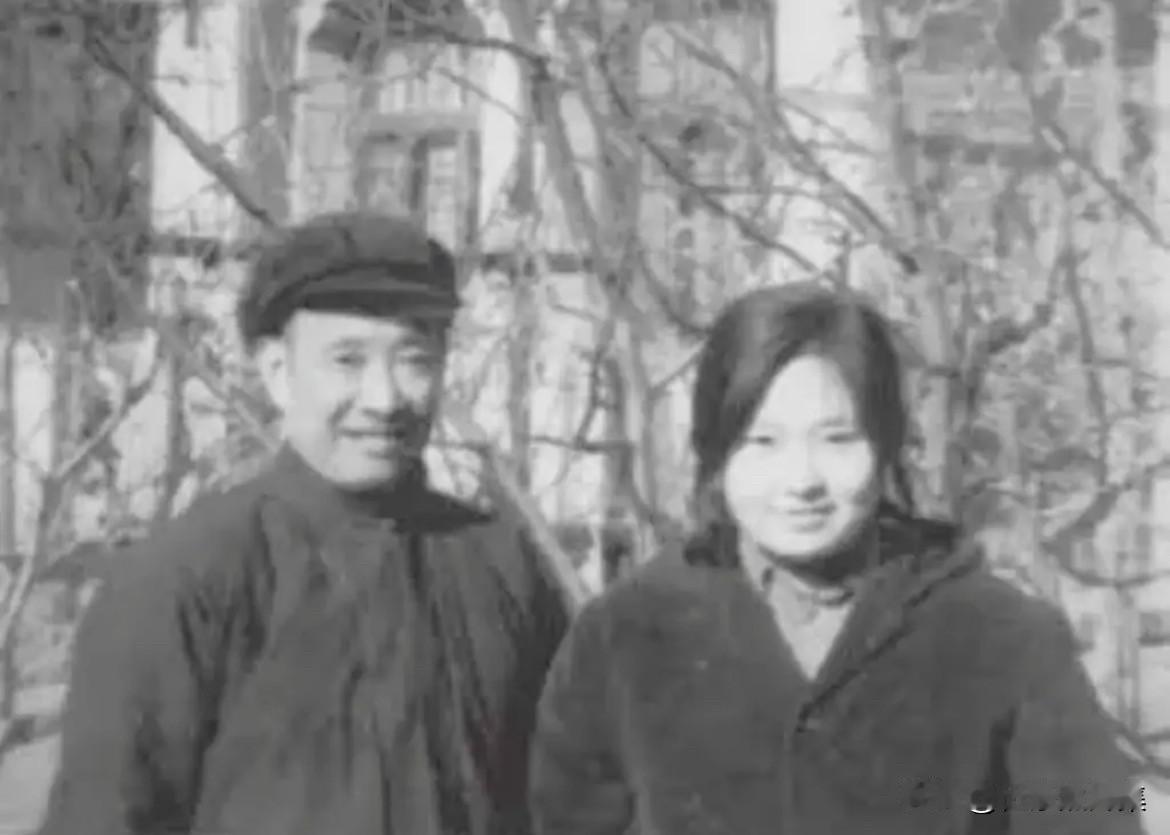 1975年，​时任公安部副部长杨奇清和小女儿杨清在一的合影。​早在1950年国庆