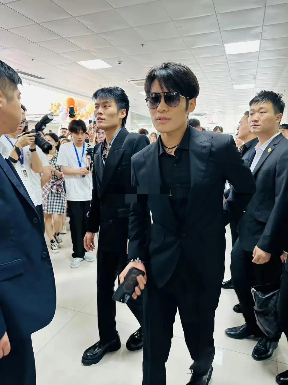 三只羊网络门口，
1500万的奔驰G900太靓了，
这是谁的座驾知道吗？
三只羊