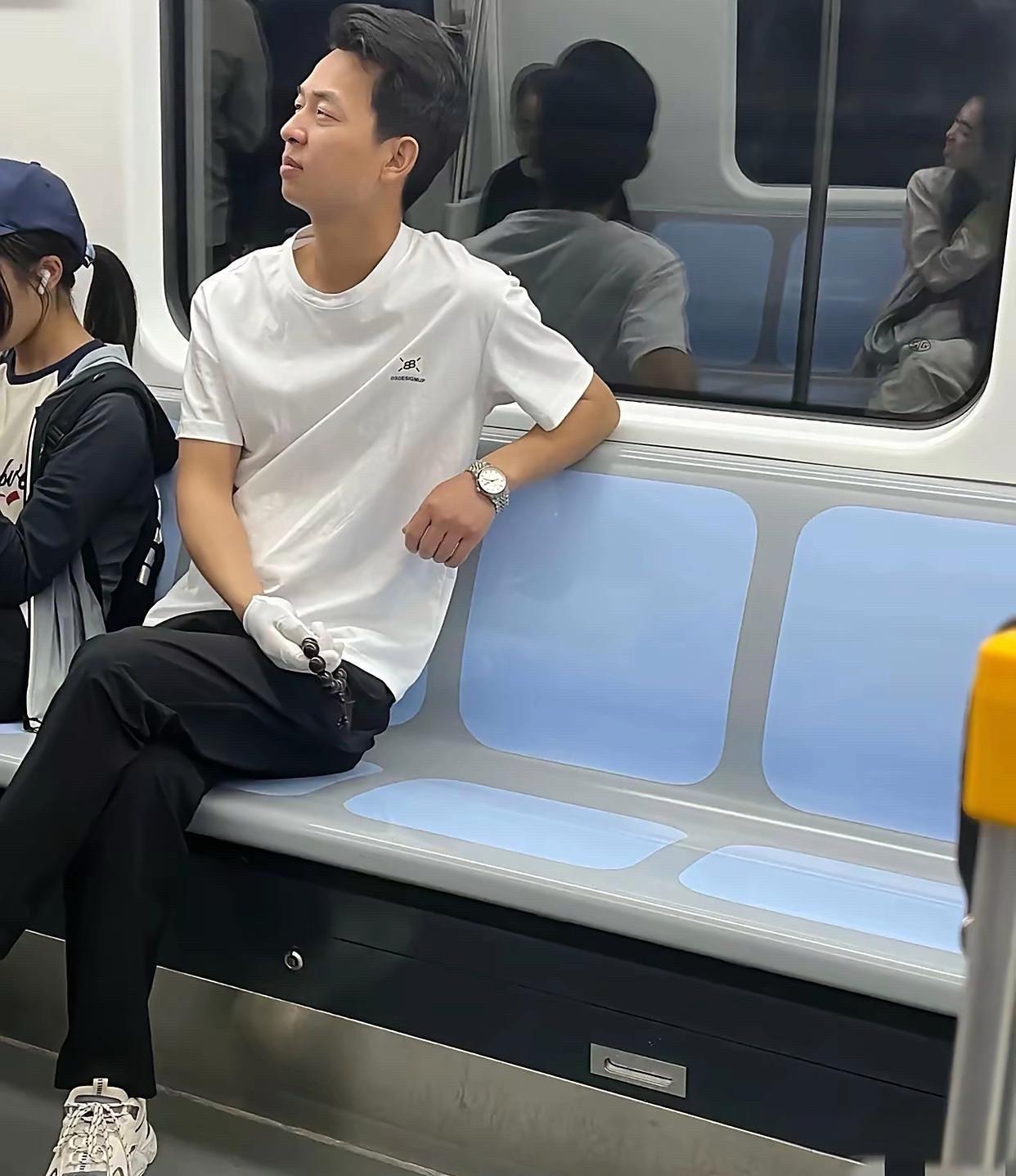 为什么带手套盘珠子呢