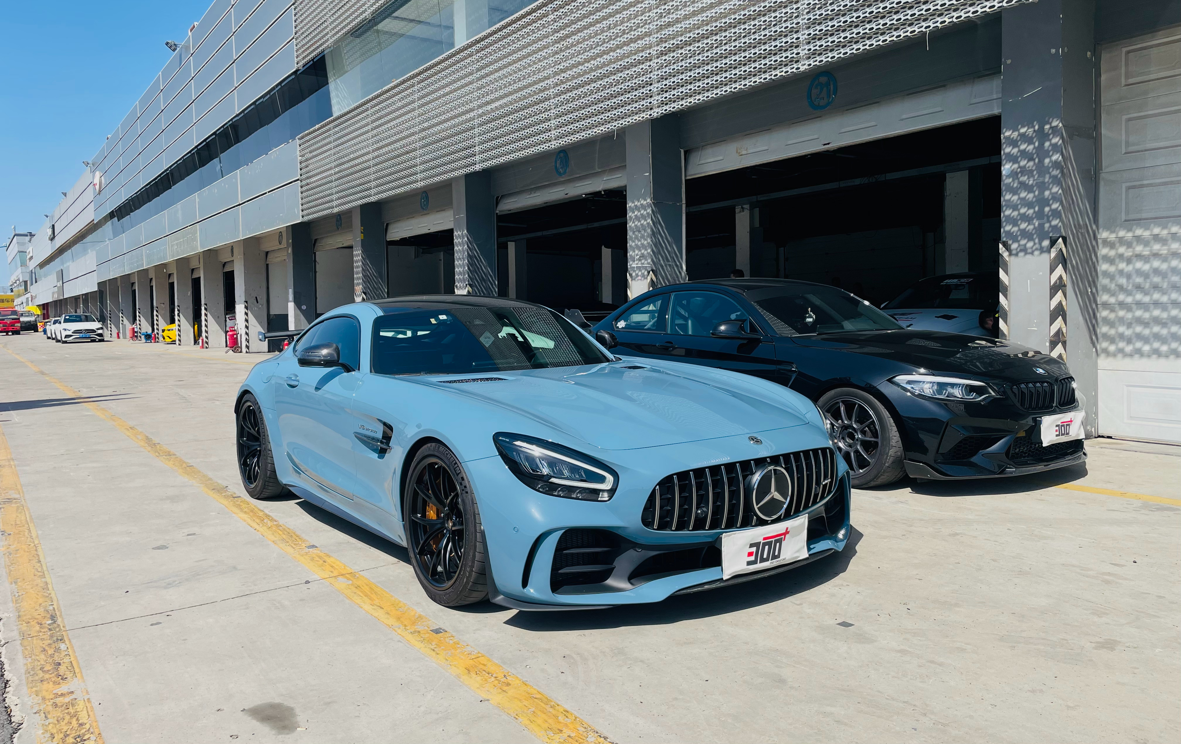 今天北京最高气温31摄氏度、开着AMG GT R跑跑赛道日、总不开后驱车容易让驾