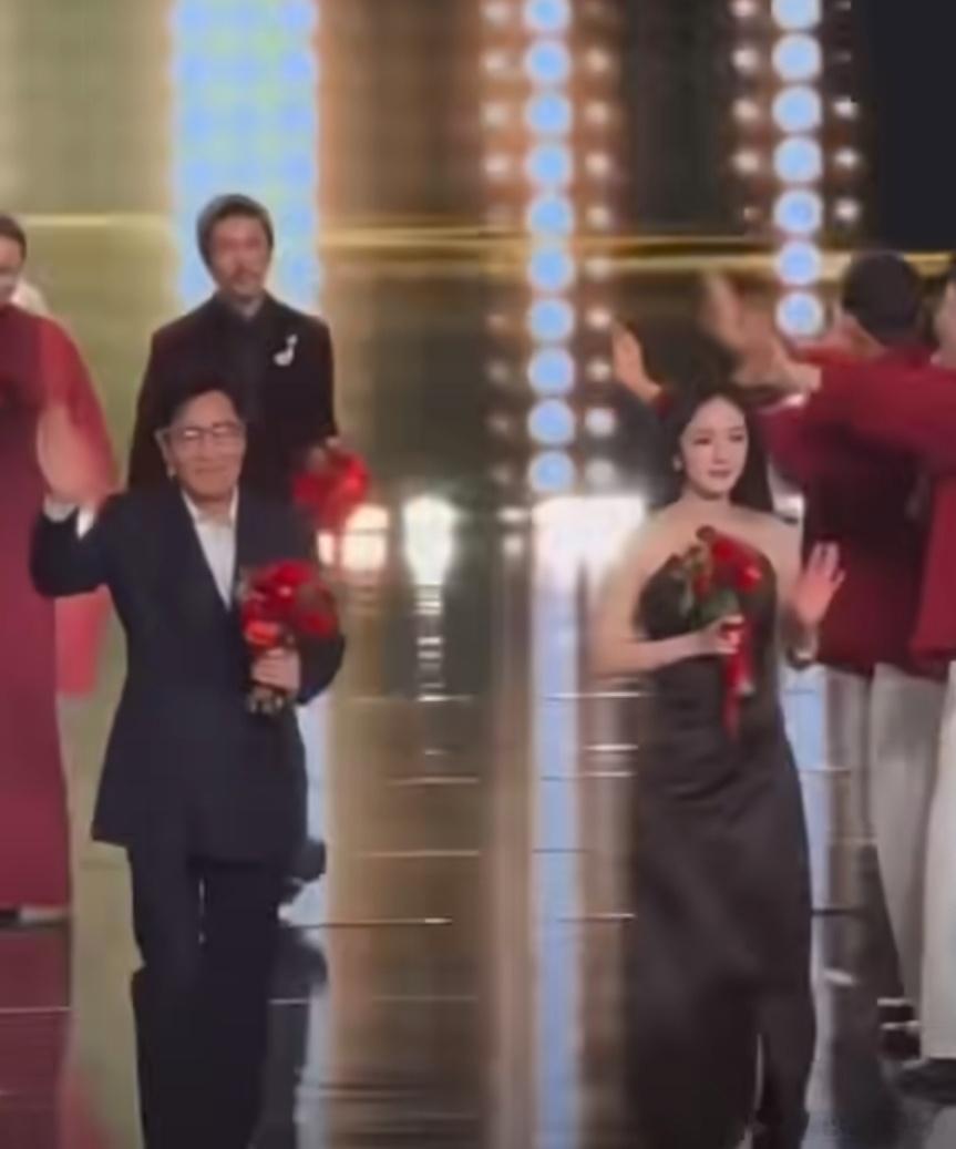 杨幂于和伟老师的崇拜者请客 哈哈哈哈我幂是真的很可爱，《刺杀小说家》里两位老师的