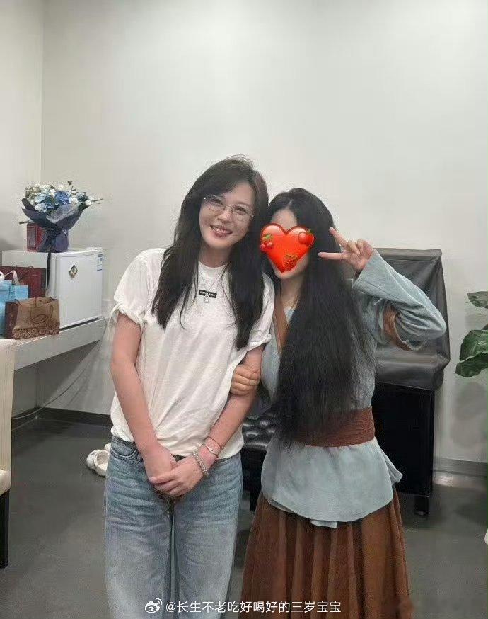 李金铭现身李金铭这状态也太让人羡慕了吧！好久没见，气血看起来超级好，漂亮得完全不