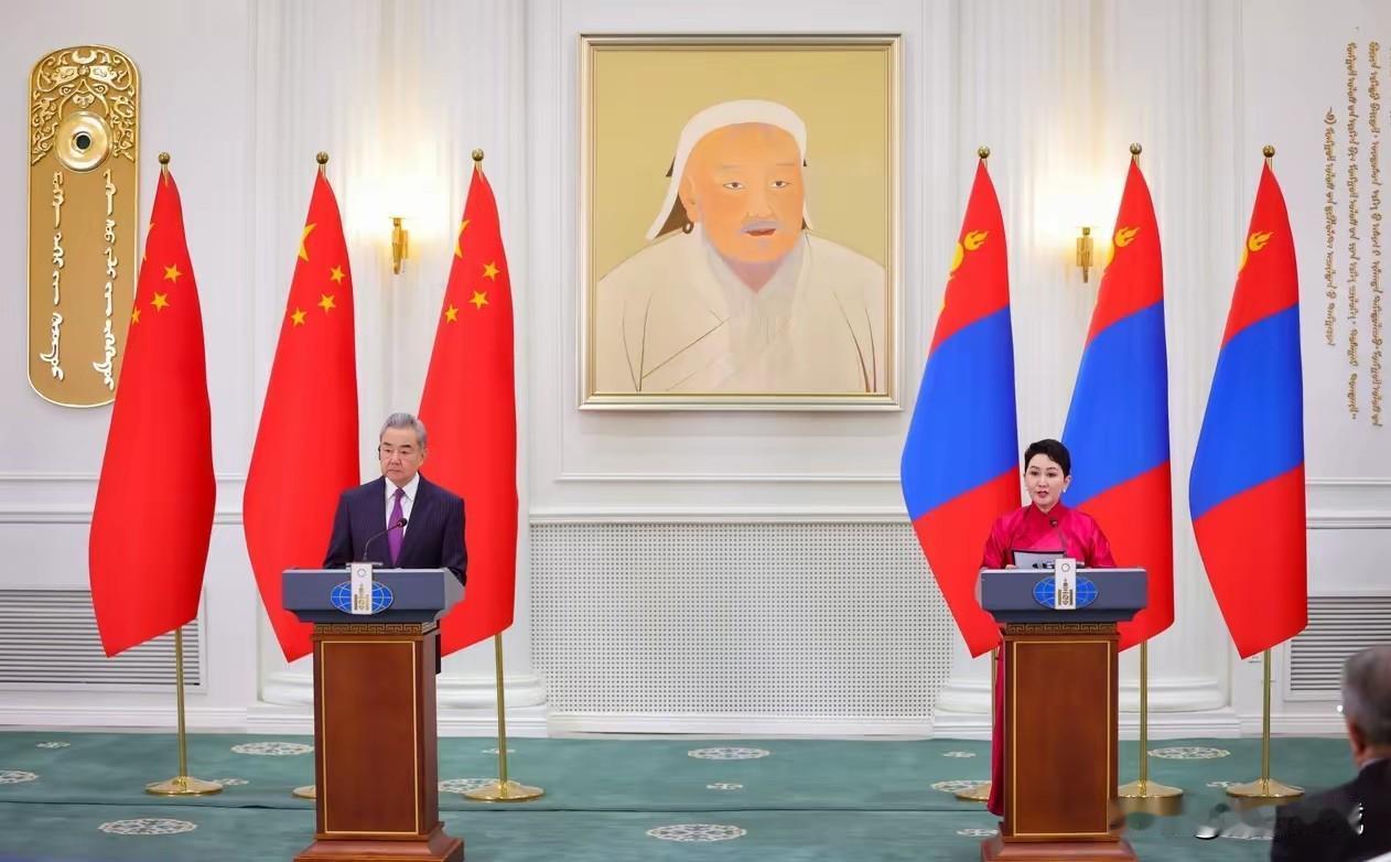 王毅出访蒙古国了！
 
6月13号到15号，应蒙古国外长巴特策策格邀请，中共中央