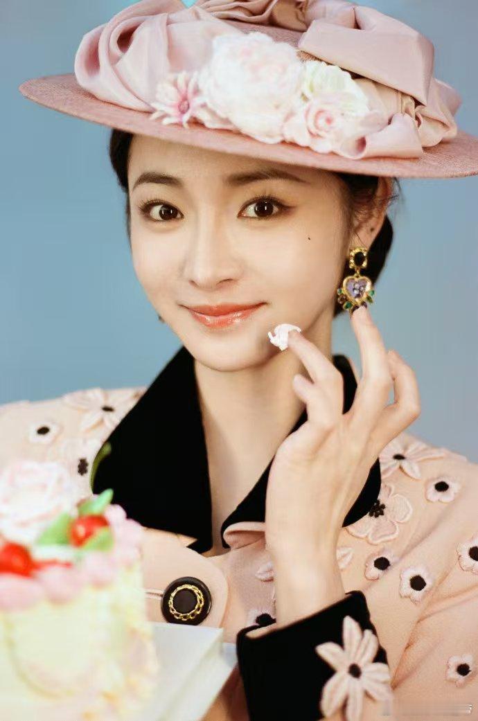 周洁琼内娱留洋千金又上新了 内娱留洋千金周洁琼上新啦！复古风造型，五官舒展，色彩