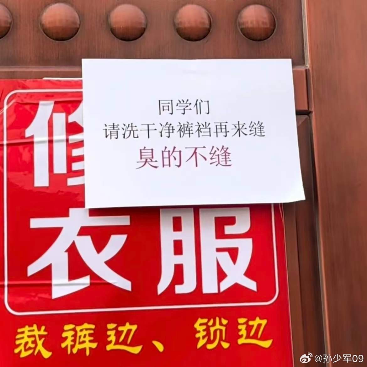 昨天两家都提到香槟塔挑战，不少新能源车企都做过类似挑战，但是都强调用了很多的电动
