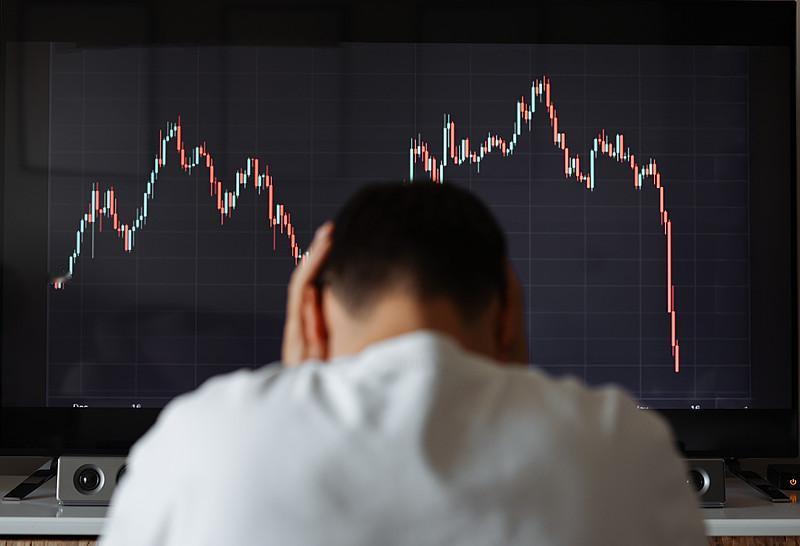 一位网友14.23元抄底金健米业，买入6万股，买后就跌，三天砸掉18个点，浮亏1