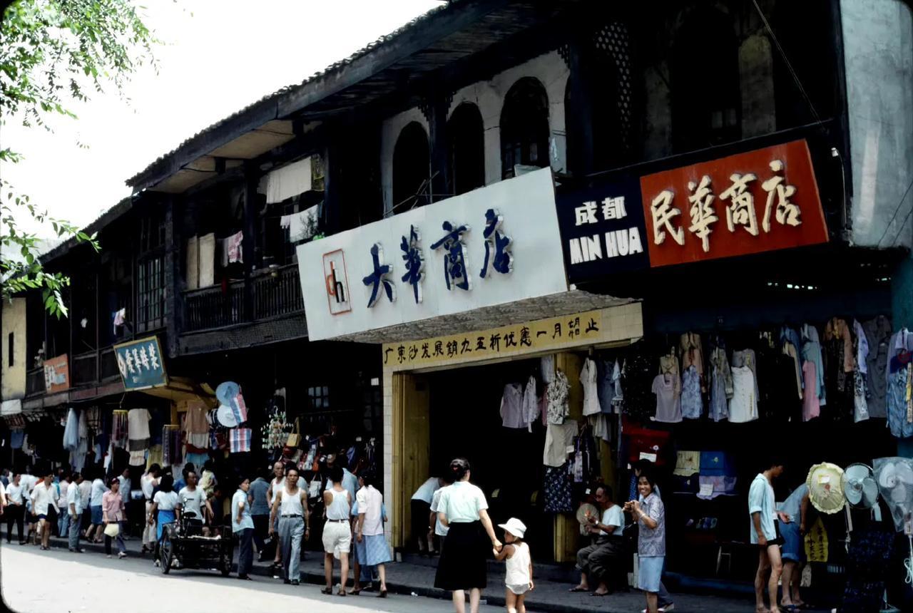 街景，成都，1984年7月摄。 ​​​