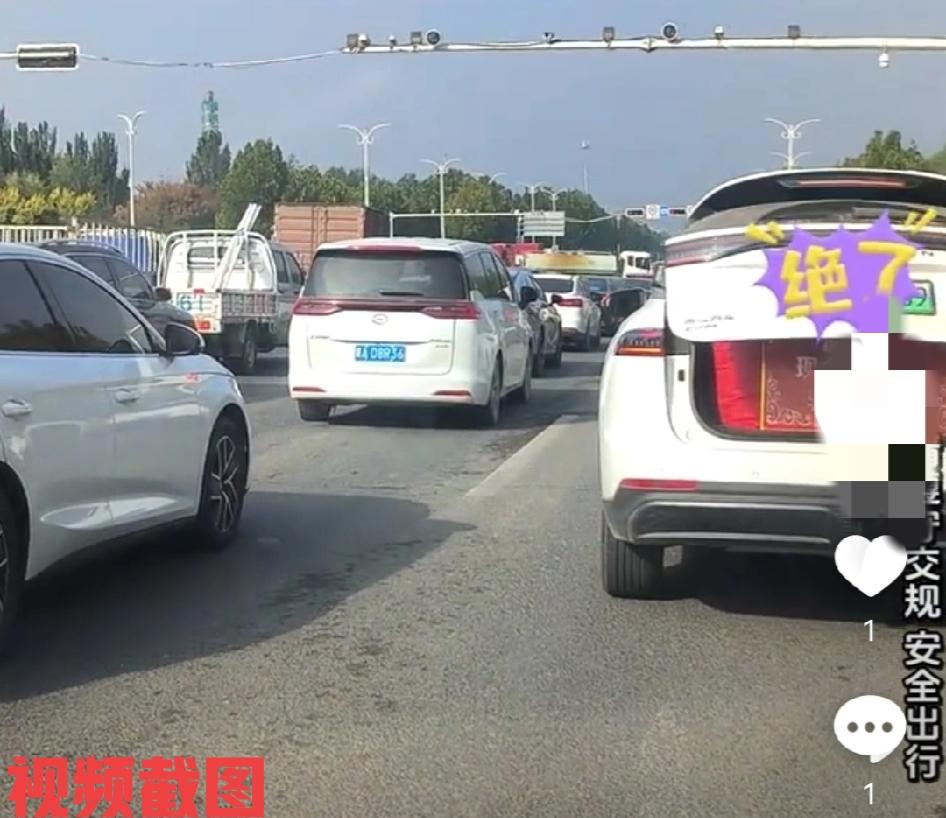 国庆中秋高速上堵车。

有人看到路上堵车时，前车打开了后备箱，内有写娘家陪嫁，现