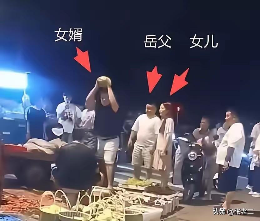 7月28日晚间八点，宁波北仑坝头西路夜市，瓜摊主孟师傅摆摊经营。

顾客范某明挑