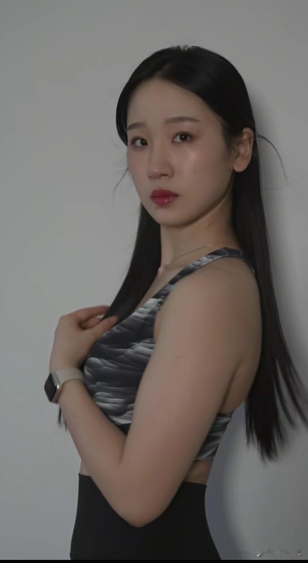少女眼镜一戴，气场火力全开，不经意的一回眸，冷酷又清新，欲语未语，欲醉还盈，凝结