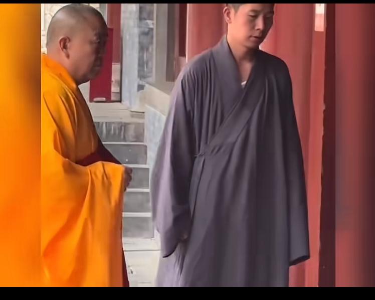 这是刘应成被带走调查前最后几天一次露面，表情凝重。
此时他已经被限制出境，相关调