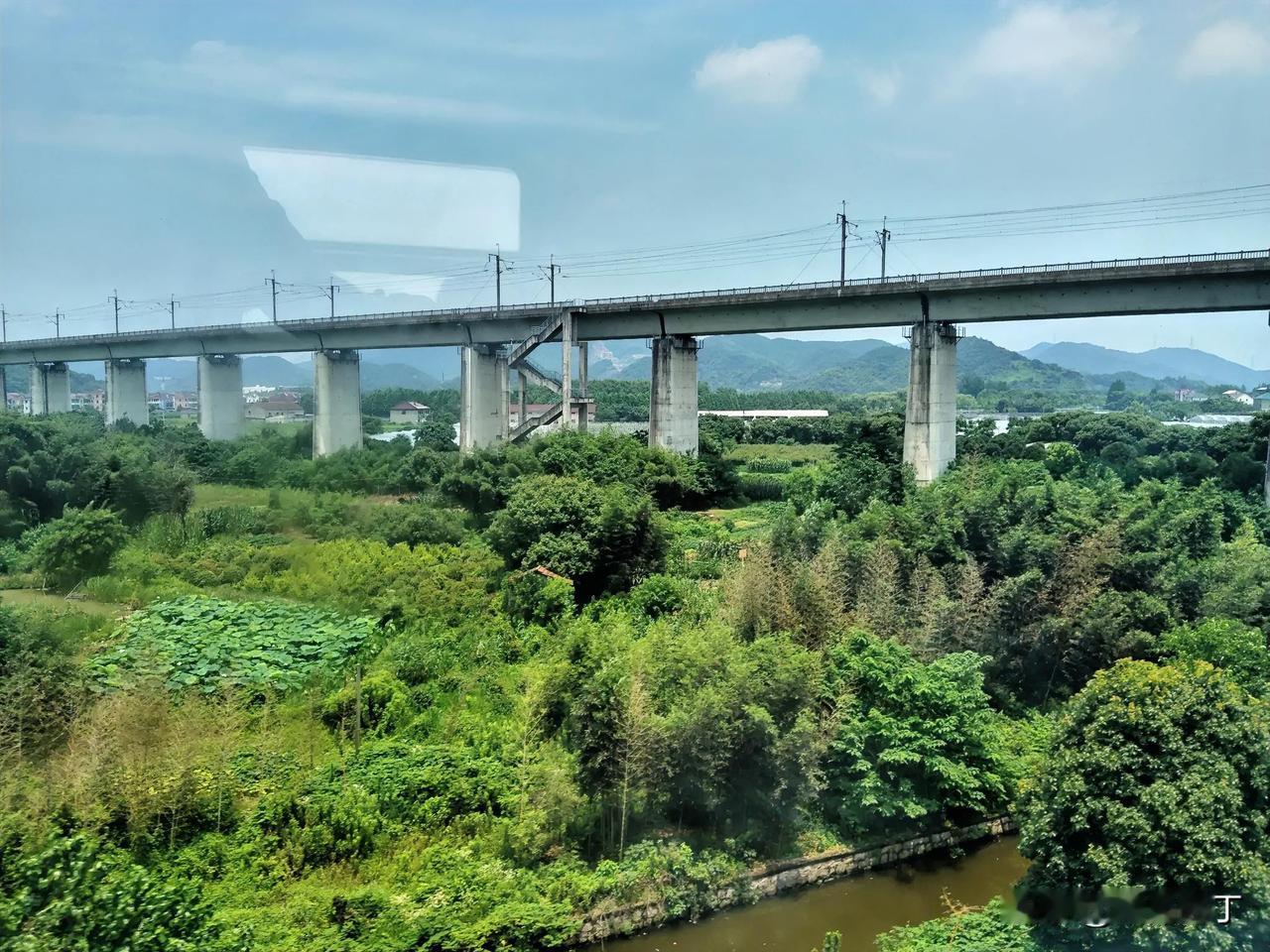 山峻江阔神洲壮。