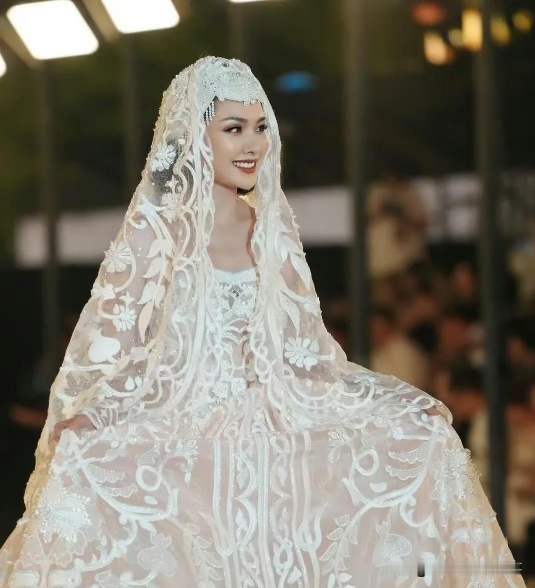 刷到程莉莎的婚纱照，第一眼恍惚以为是田丽，属于温婉版本的田丽那挂御姐长相。
 