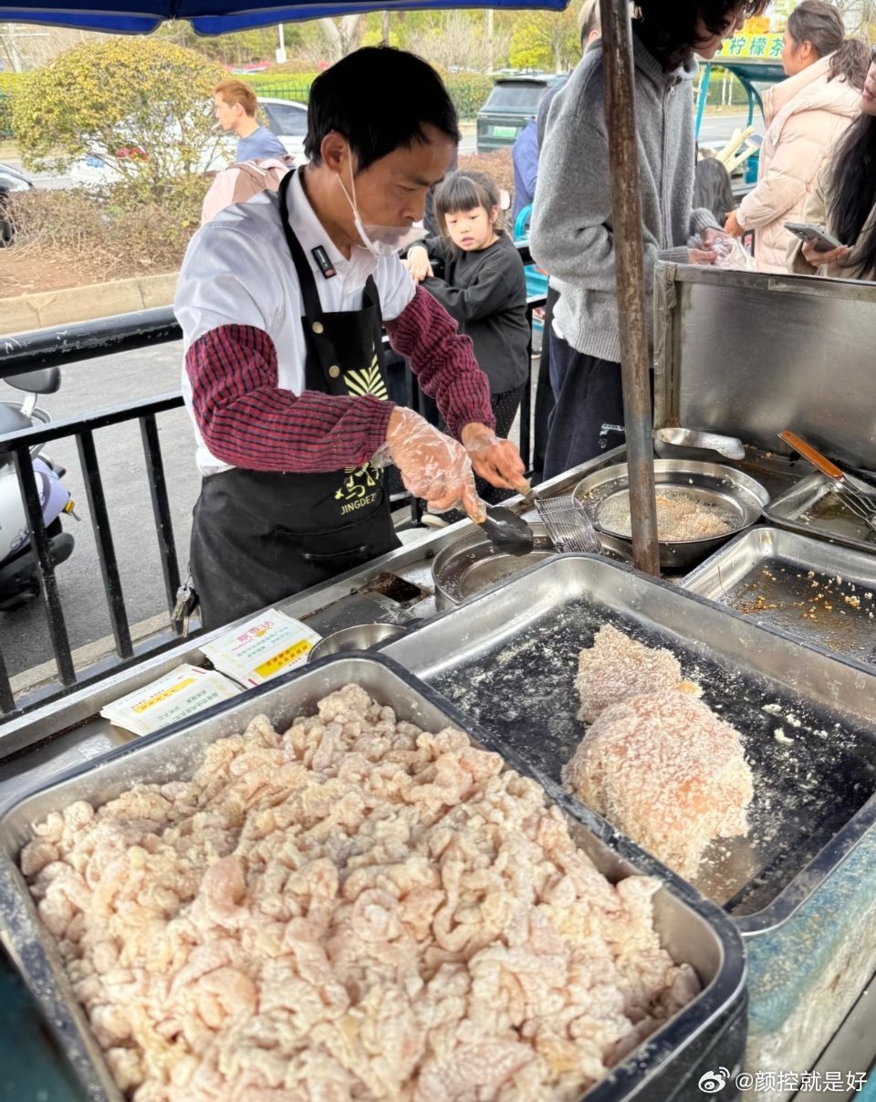 流量退去后的鸡排哥与网红街人家本身也就是个老老实实卖鸡排的人，不管火不火，他一天