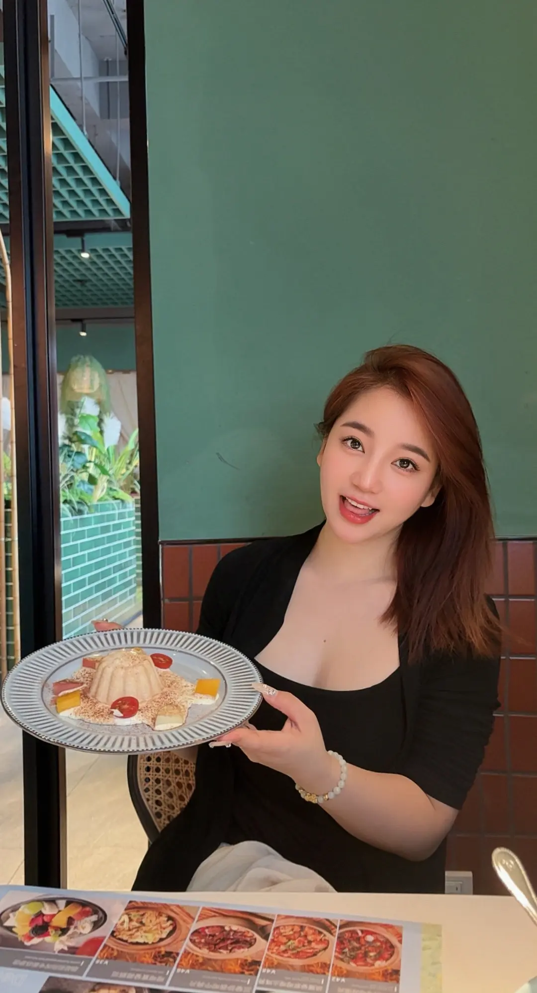 我努力的在做一个情绪稳定的人.后来发现.会哭的小孩有糖吃