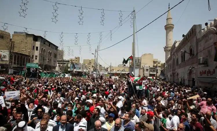 突发事件！中国工人宿舍附近遭导弹袭击
 
这次导弹落点就在中国工人宿舍附近，弹片