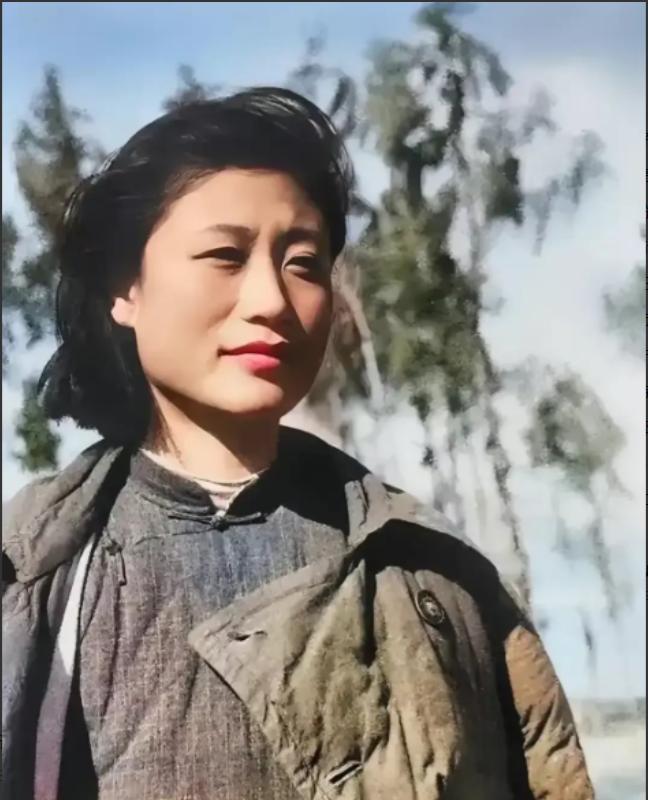 1942年1月，时任新四军三师副师长的张爱萍，在参加华中局党委扩大会议时，被坐在