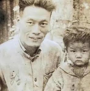 刑场上的五岁英雄：一家三口的民族气节1937年东北小山刑场，日军军刀寒光闪过，抗