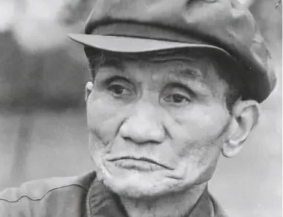 1947年，沈醉到重庆渣滓洞视察工作，一个疯老头与他擦肩而过。仅仅几秒的对视时间