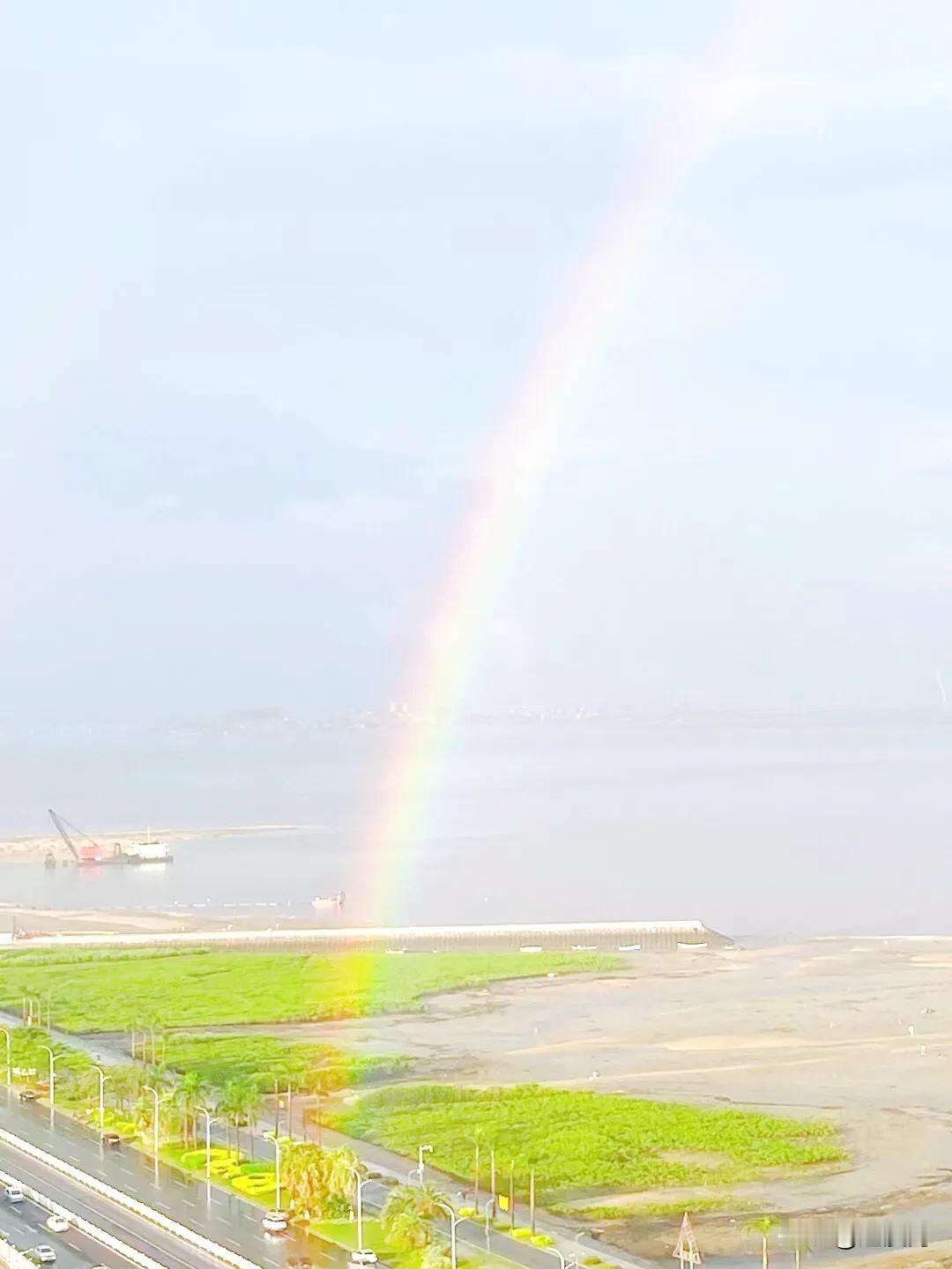 厦门雨后的这一抹彩虹，真好看！

这几天，天天都下雨，傍晚的时候，雨停了，天空出