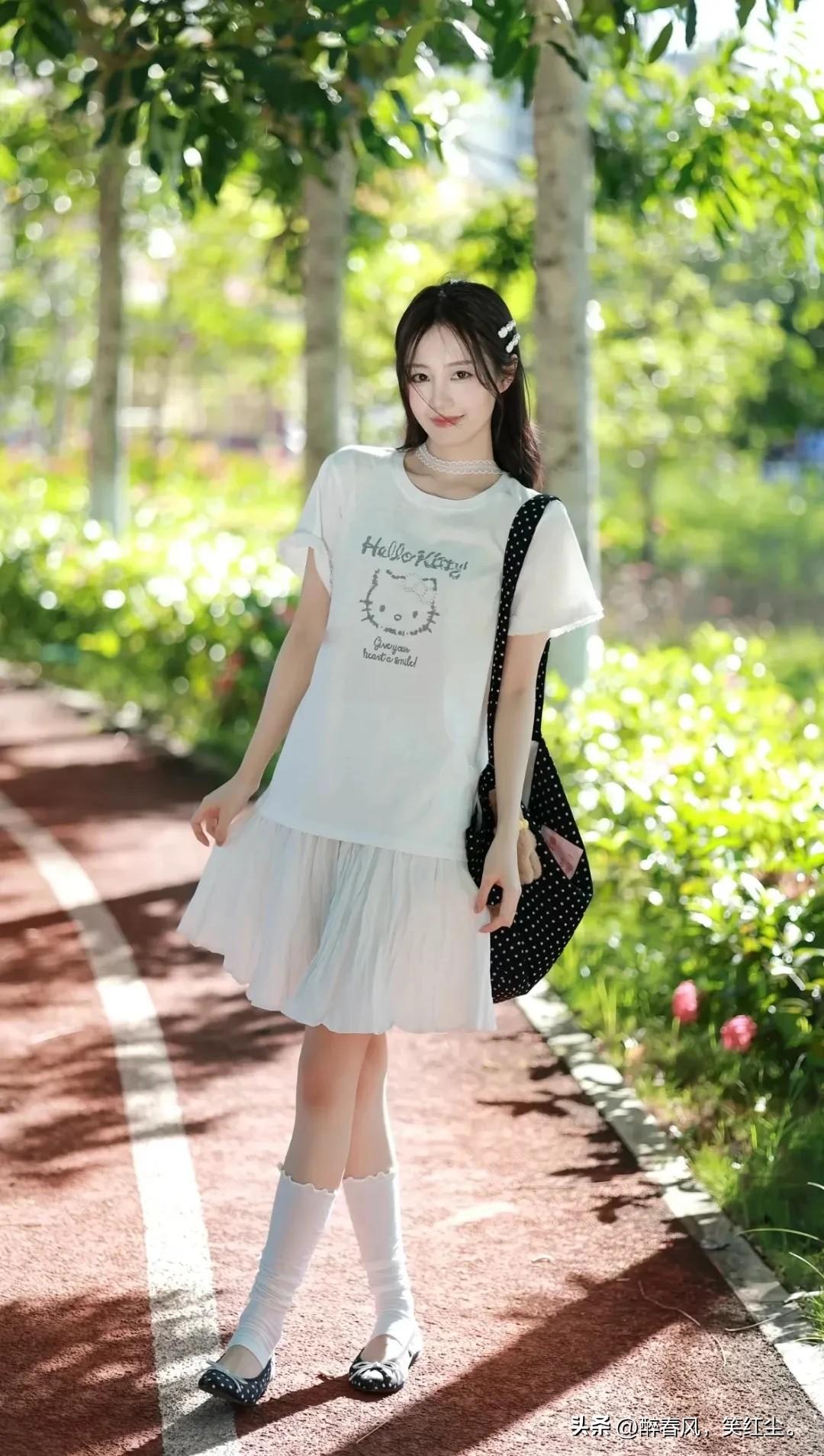 的可爱暴击！漫步林荫道，阳光与少女感撞个满怀，今日份甜度满分💯