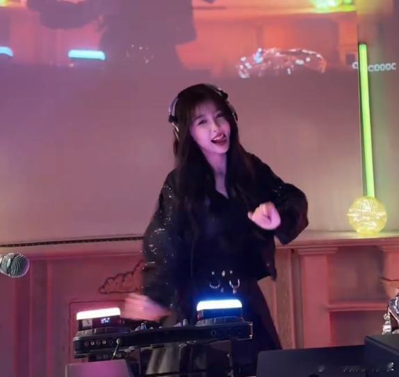 #新浪娱乐[超话]##虞书欣DJ开舞##DJ虞书欣#dj 虞书欣开舞，哎呀，好会
