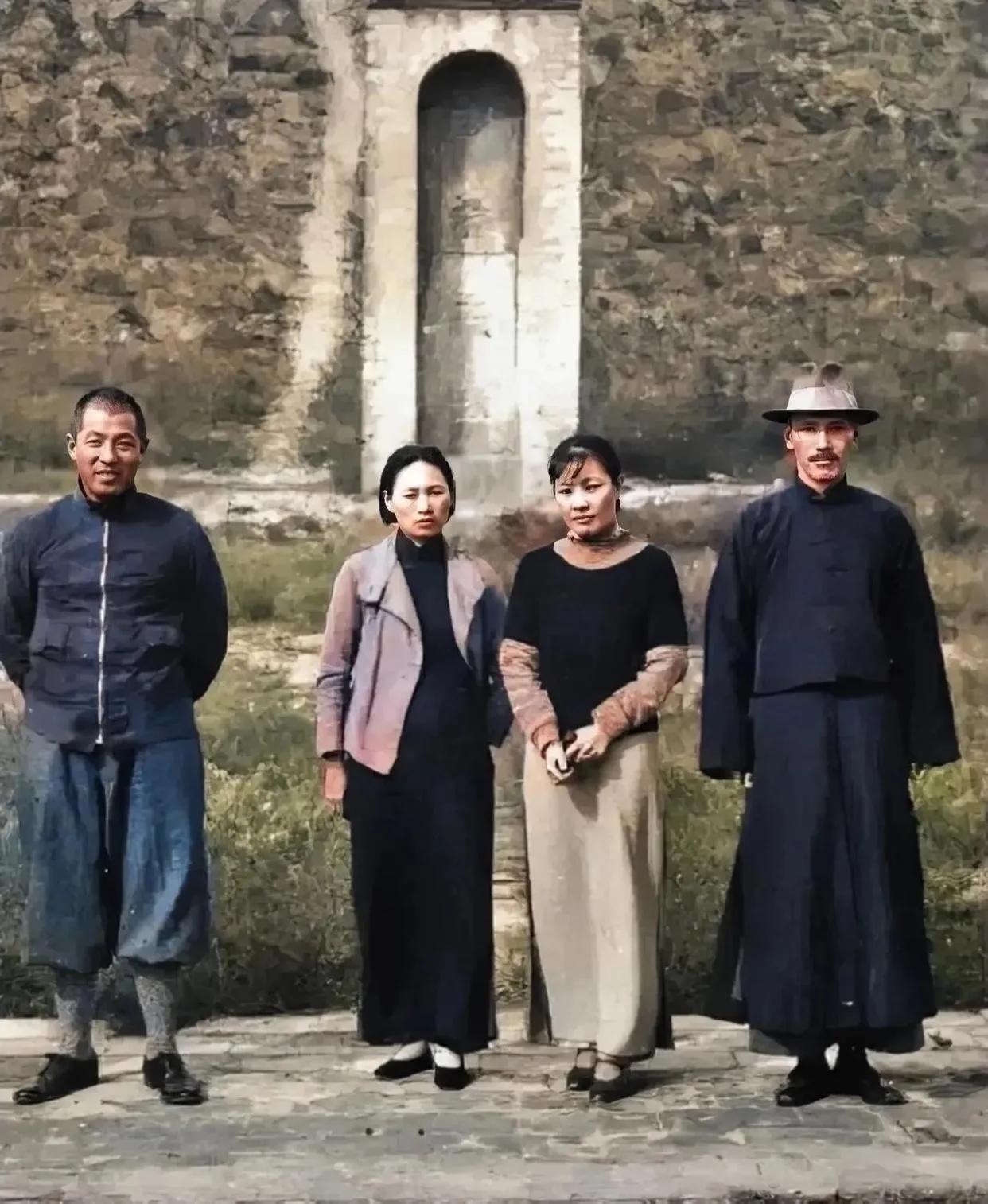 张学良、赵四小姐和蒋介石夫妇的合影

照片中，张学良的穿着打扮也太潮了，竟然穿着