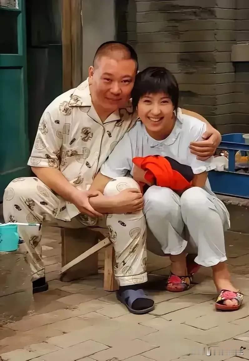 他们笑的开心，特别是女明星，你认出是谁了吗？？